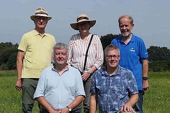 Gruppe Menschen auf Wiese